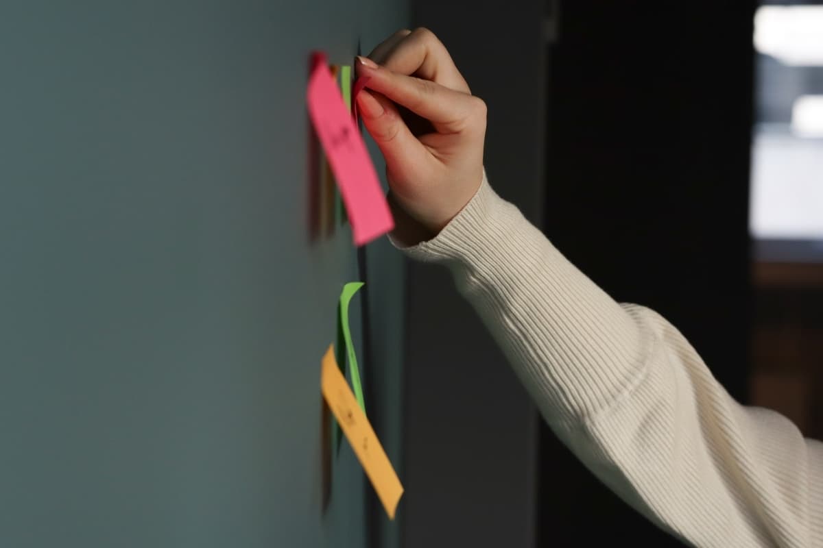 Post-it lapp som blir satt på vegg